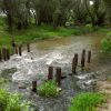 Завихрения воды вблизи свай старого моста