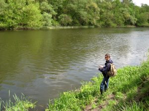рыбалка на щуку весной спиннингист делает проводку приманки