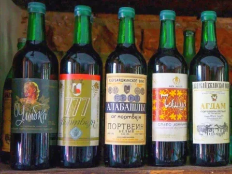 По стаканчику Агдамчика